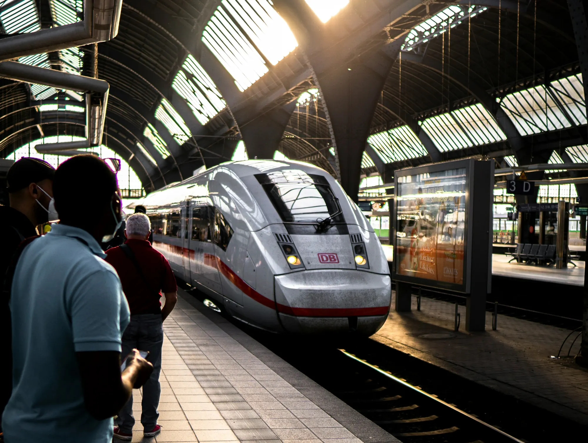 ICE fährt in eine Bahnhofshalle ein