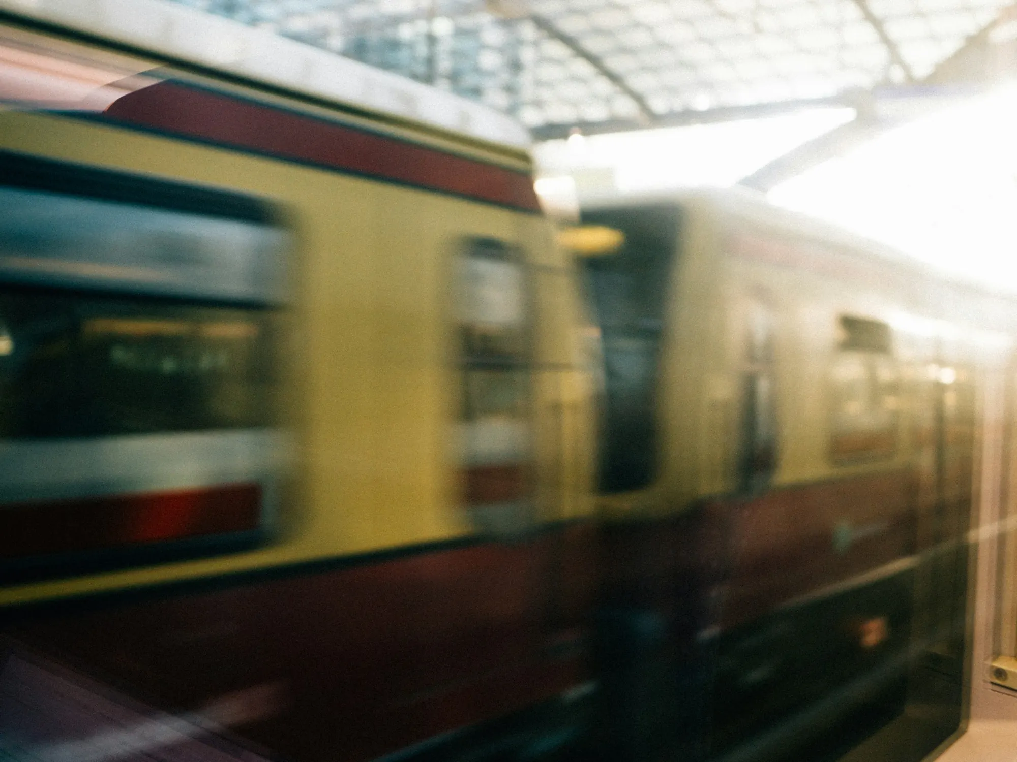 S-Bahn fährt durch eine verglaste Bahnhofshalle